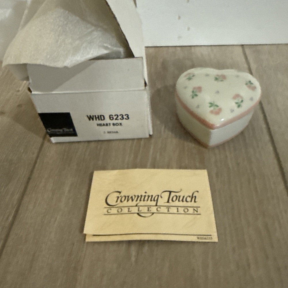 NIB BoxPorcelain Heart Shaped Box by Crowning Touch Collections Japan‎ WHD 6233